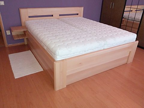 Dřevěné postele z masivu